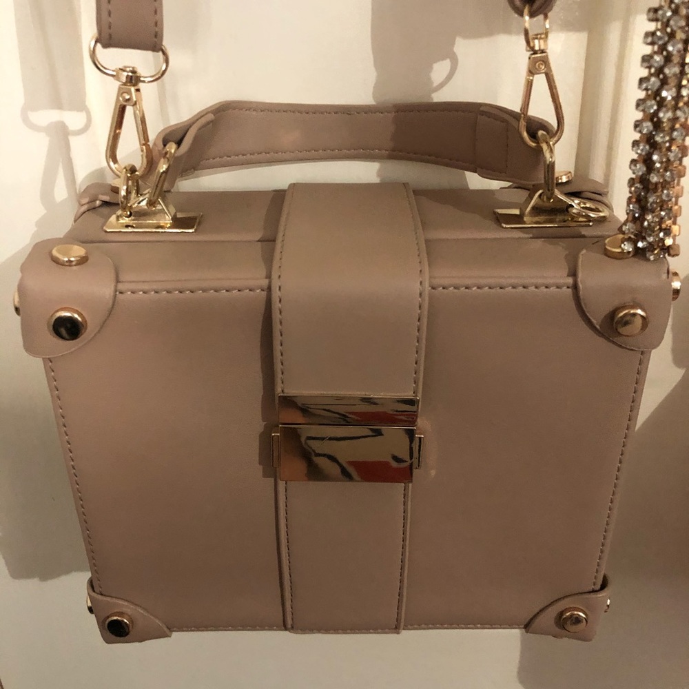 Purses keep scrolling - Picture 3 of 8